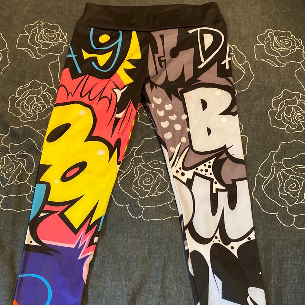 Comic pattern leggings. Capri length